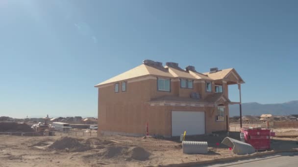 デンバー コロラド州 2016 近代木造の建設戸建一戸建て Windows とインストールされているガレージのドア 日当たりの良い区画郊外の町で家を造る — ストック動画