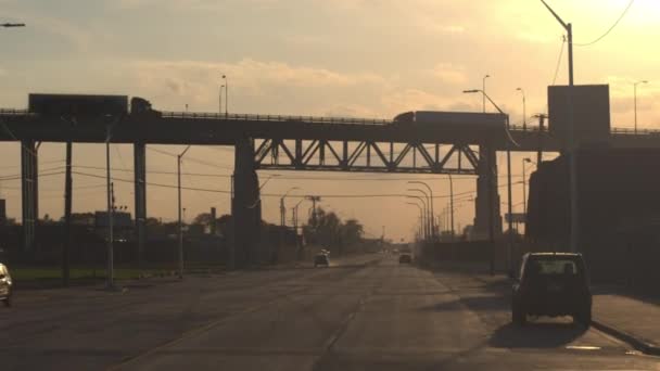 Close Fpv Semi Vrachtwagens Rijden Het Viaduct Het Vervoer Van — Stockvideo