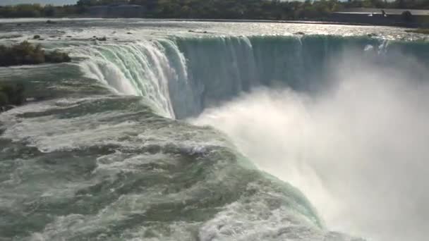 Aerial Närbild Flyger Över Natursköna Niagarafallen Längs Steniga Kanten Där — Stockvideo