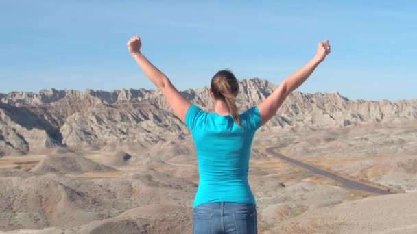 Slow Motion Escursioni Turistiche Femminili Badlands Parco Nazionale Vittoriosamente Alzando — Video Stock