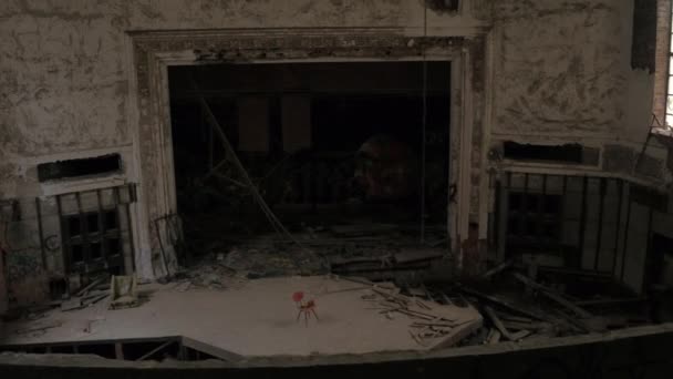 Cadeira Solitária Meio Palco Sala Teatro Decadente Assustador Abandonado City — Vídeo de Stock