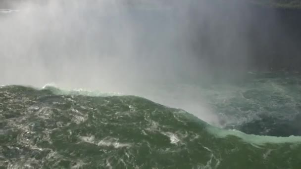 閉鎖空中上を ナイアガラの滝 濃い霧の中を作成する下の破砕岩が多い棚の上を流れる荒れ狂うと発泡のホワイトウォーター川の上を飛んでします 暴力的なホースシュー滝 カナダ — ストック動画