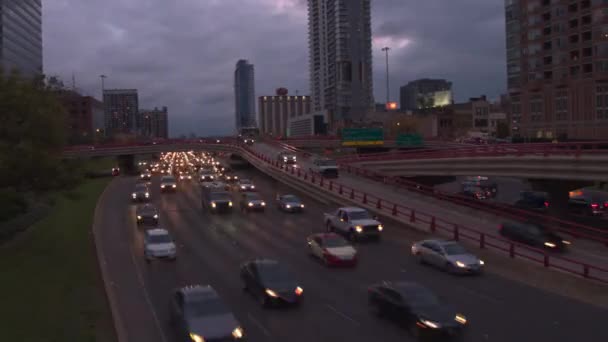 Hyperlapse 面包车 Suv 和半卡车驾驶沿繁忙的拥挤的交通芝加哥州际高速公路在高摩天大楼之下在晚上高峰时间 立交桥通向多车道公路 — 图库视频影像