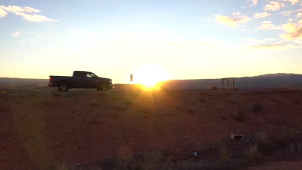 Close Zwarte Pick Truck Reizen Langs Lege Snelweg Desolate Woestijn — Stockvideo