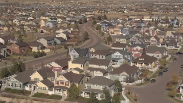 Fermeture Aérienne Voler Dessus Des Toits Nouvelles Maisons Rangée Modernes — Video