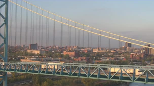Aerial Semi Caminhões Dirigindo Ponte Rodoviária Transportando Mercadorias Contêineres Carga — Vídeo de Stock