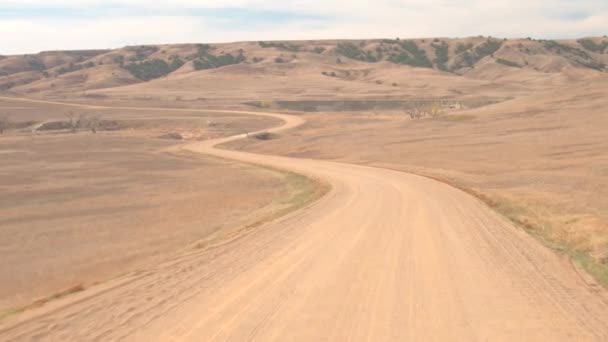 Fpv 沿着空旷的泥土路穿过干燥的非洲像草原 在炎热的晴天 在干旱的草地上旅行 横跨美国的蜿蜒道路的公路旅行 — 图库视频影像