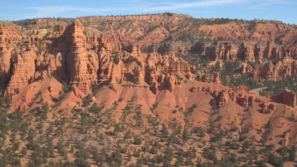 航空写真 高い赤い岩崖と疫病神柱日当たりの良いユタ州 アメリカ合衆国でブライス キャニオン国立公園の前に 赤い砂砂漠および砂岩浸食形成ブライス キャニオン 米国での空撮 — ストック動画