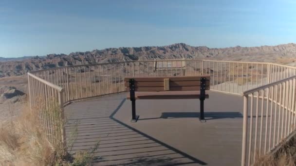 Nahaufnahme Leere Bank Mit Blick Auf Den Sonnigen Badlands Nationalpark — Stockvideo