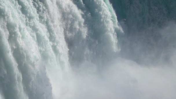 慢动作 强大的汹涌的白水瀑布在岩石边缘有力地下降 清澈的冰川水流在悬崖上落下 薄雾雄伟的尼亚加拉大瀑布河急流 — 图库视频影像
