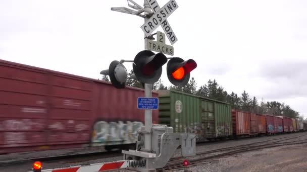 Fechar Pov Encostado Barreira Poste Descendente Intersecção Ferroviária Olhando Para — Vídeo de Stock