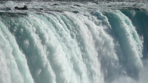 Slow Motion Närbild Kraftfull Rasande Whitewater Vattenfall Faller Kraftfullt Över — Stockvideo