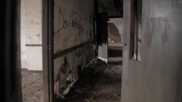 Hyperlapse Timelapse Fpv Running Crumbling Dirty Rooms Narrow Dark Corridors — Stock Video