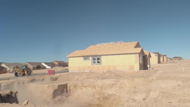 デンバー コロラド州 2016 建設ピットを掘り 建物の木造一戸建て日当たりの良い郊外の住宅 エンジニア リング 通りに沿って新しいタウンハウスの構築 — ストック動画