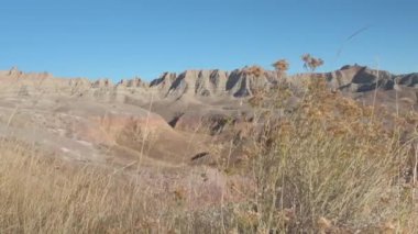 Güzel sonsuz kumtaşı oluşumları ve kuru ot kır at Badlands Ulusal Park Güney Dakota'da. Great Plains içinde geniş otlak dışında yükselen erozyona uğramış rocky Dağları, çarpıcı yatay