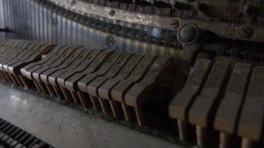 Kadar yakın, Dof: Eski çökmekte tozlu piyano içinden. Bir piyano tuşuna basıldığında notu üretmek için ayarlanmış dizeleri çarpıcı çekiç. Çekiç onların titreşim durdurmak için dizeleri uzak düşüyor