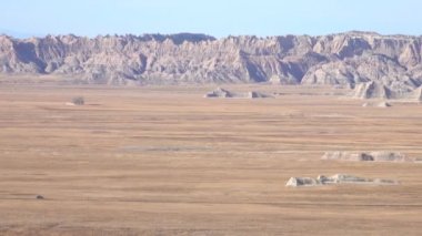 Hava: rocky Badlands peyzaj tozlu Çölü güneşli bir günde araba araba. Great plains otlaklar ABD Çorak çöl yoluyla tozlu toprak yol boyunca sürüş gümüş kişisel araç