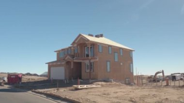 Denver, Colorado - 15 Kasım 2016: ahşap çerçeveli müstakil tek aile evi güneşli köyü inşaatı. Kabuk tasarlamak, duvarlar ve çatı. Güneşli banliyö kasabasında ahşap bir ev inşa