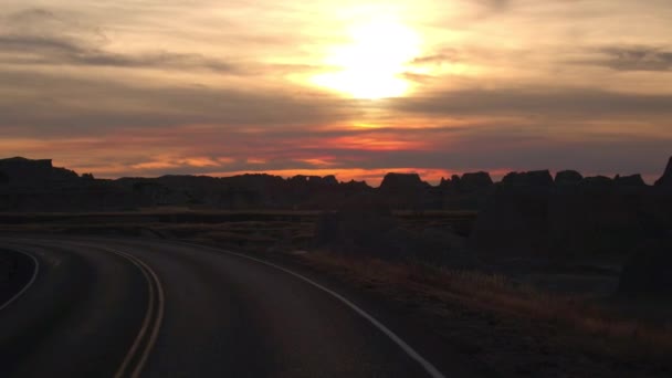 Verbazingwekkend Avondrood Achter Rotsachtige Zandstenen Formaties Badlands National Park Kronkelende — Stockvideo