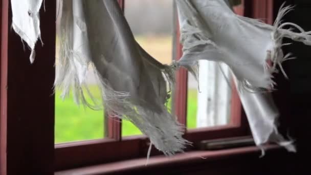 Zeitlupe Großaufnahme Blick Aus Dem Zerbrochenen Fenster Einer Alten Verlassenen — Stockvideo