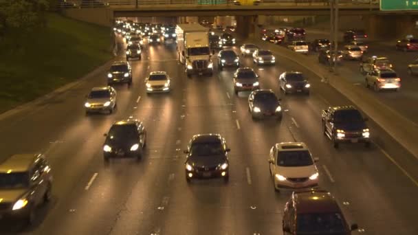 シカゴ アメリカ合衆国 2016 クローズ アップ Suv と半トラック渋滞に引っかかって詰まって複数車線道路 夜忙しい高速道路で走行中の自動車 — ストック動画