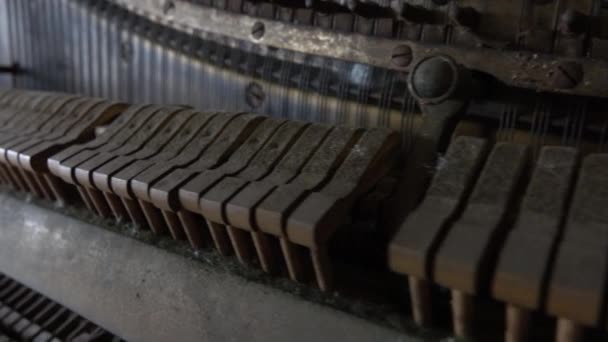 旧的破碎的尘土飞扬的钢琴从里面 当按下钢琴键时 锤子敲击琴弦调谐以产生音符 锤子从琴弦上掉了下来 以阻止它们的振动 — 图库视频影像