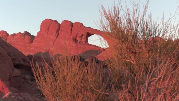 Wspaniałe Formacje Skalne Czerwony Przeciw Błękitne Niebo Parku Narodowego Arches — Wideo stockowe
