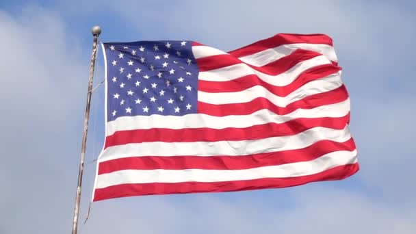 スローモーションをクローズ アップ アメリカの国旗風に誇らしげに手を振ってを表します アメリカ合衆国の晴れた日に 青空と夏のそよ風になびくアメリカ国旗 — ストック動画