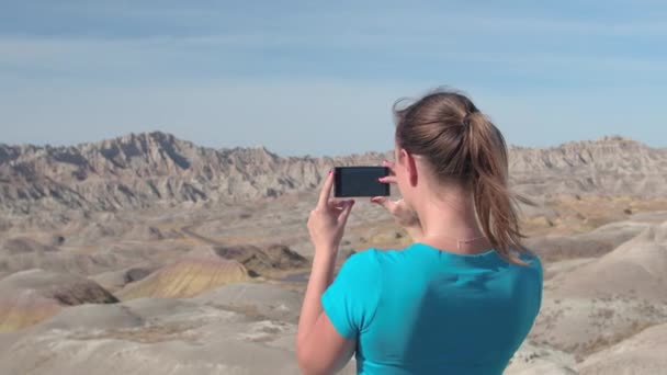 Närbild Glad Ung Kvinna Resenären Bilder Fantastiska Badlands National Park — Stockvideo