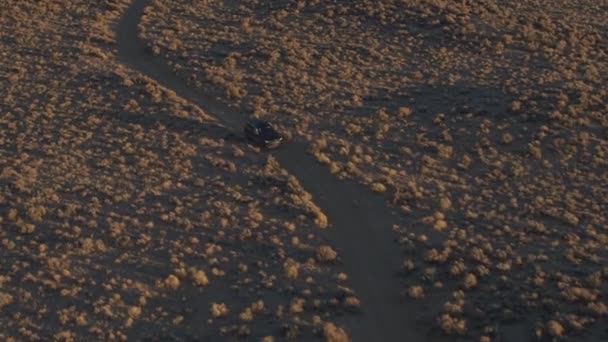 황금에 사막을 검은색 Suv 자동차 아침에 풍경을 여행에 일몰에 사막에서 — 비디오