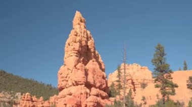 Yakın: Yüksek kırmızı rock kayalıklarla ve Hudu ayağı önünde inanılmaz Bryce Canyon Milli Parkı güneşli Utah, ABD. Kırmızı kum çöl ve kumtaşı erozyon oluşumları Bryce Np arasında sürüş