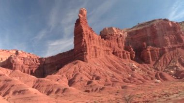 Yakın: Büyük erozyona uğramış butte ve mesa dağlar sıcak yaz gününde kırmızı kayalık çölde. Kayalık dağ oluşumları Utah, Amerika Birleşik Devletleri geçmiş sürüş. Güneşli Capitol resif kuru çöl peyzaj