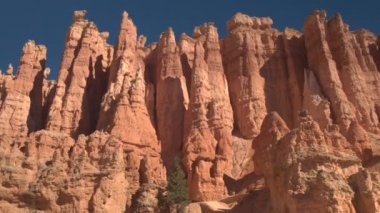 Tanınmayan kadın uzun yürüyüşe çıkan kimse görkemli Hudu oluşumları Bryce Canyon Milli Parkı'nda güneşli Utah keşfetmek zikzaklı yol aşağı yürüyüş. Genç kadın turist zikzak iz Bryce Canyon hiking