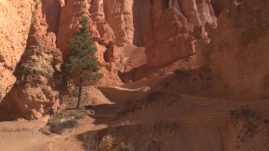 Genç kadın uzun yürüyüşe çıkan kimse görkemli Hudu oluşumları Bryce Canyon Milli Parkı'nda güneşli Utah keşfetmek sarma yol yürürken. Genç kadın turist zikzak iz Bryce Canyon hiking