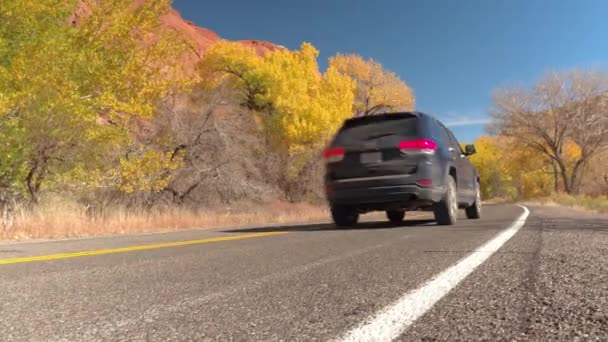 Antenne Flug Über Voll Befahrene Mehrspurige Autobahn Die Sich Sonnigen — Stockvideo