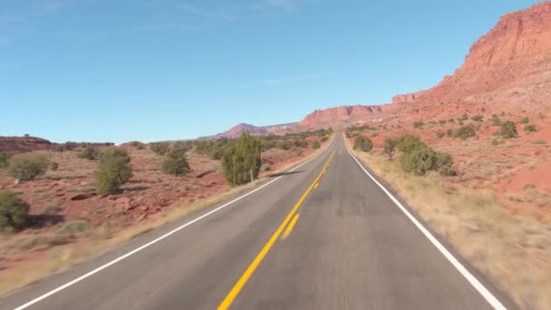 第一人称视图 沿着犹他州犹他州的国会礁峡谷空旷的土路行驶 在红色岩石沙漠中尘土飞扬的道路上旅行 在阳光明媚的日子探索大自然 穿越美国的公路之旅 — 图库视频影像