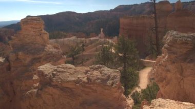 Kırmızı rock Bryce Canyon Milli Parkı Utah ABD çarpıcı aracılığıyla önde gelen boş toprak yol. Yalnız yol sarma kumtaşı hoodoos geçmiş ve Amerika Birleşik Devletleri'nde güneşli erozyona uğramış kayalık sütunlar hiking