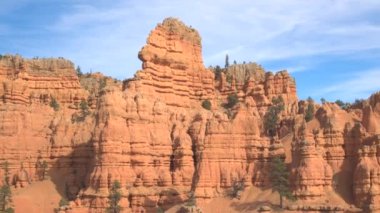 Kırmızı kaya oluşumları mavi gökyüzü Arches National Park Utah ABD karşı güneşli sabahı çarpıcı. Uzaydan kumtaşı sütunlar, windows ve kemerler manzara oluşumu sıcak çölde gün batımında.
