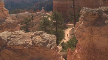Tanınmayan kadın uzun yürüyüşe çıkan kimse görkemli Hudu oluşumları Bryce Canyon Milli Parkı'nda güneşli Utah keşfetmek zikzaklı yol aşağı yürüyüş. Genç kadın turist zikzak iz Bryce Canyon hiking