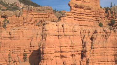 Kırmızı kaya oluşumları mavi gökyüzü Arches National Park Utah ABD karşı güneşli sabahı çarpıcı. Uzaydan kumtaşı sütunlar, windows ve kemerler manzara oluşumu sıcak çölde gün batımında.