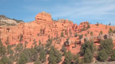 Kırmızı kaya oluşumları mavi gökyüzü Arches National Park Utah ABD karşı güneşli sabahı çarpıcı. Uzaydan kumtaşı sütunlar, windows ve kemerler manzara oluşumu sıcak çölde gün batımında.