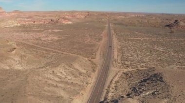 Hava: güneşli günde büyük sonbahar yaprakları ormanıyla kaplı dağlık manzara ile eğri birden çok şeritli otoyol trafik tam uçan. Arabalar engebeli yolda seyahat yolculuğa