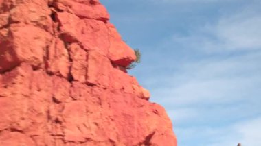 Kırmızı kaya oluşumları mavi gökyüzü Arches National Park Utah ABD karşı güneşli sabahı çarpıcı. Uzaydan kumtaşı sütunlar, windows ve kemerler manzara oluşumu sıcak çölde gün batımında.
