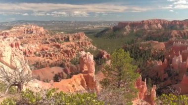 Bryce Canyon Milli Parkı çok güzel güneşli günde çarpıcı ünlü amfitiyatro güzel manzarasına. Bryce Canyon çöl, Utah ABD sonsuz kumtaşı uğursuzluk ve ayağı erozyon oluşumları