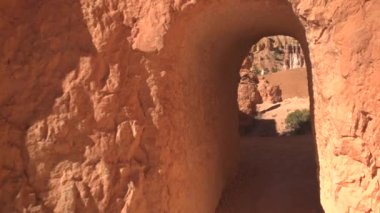 FPV: kırmızı rock Bryce Canyon Milli Parkı Utah ABD çarpıcı aracılığıyla önde gelen boş yol boyunca Hiking. Yalnız hiking trail geçmiş kumtaşı hoodoos ve erozyona uğramış kayalık sütun üzerine güneşli gün gidiyor