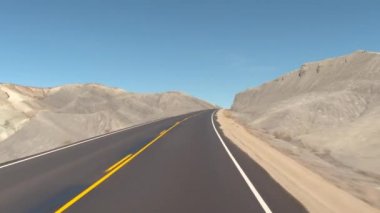 Hava: güneşli günde büyük sonbahar yaprakları ormanıyla kaplı dağlık manzara ile eğri birden çok şeritli otoyol trafik tam uçan. Arabalar engebeli yolda seyahat yolculuğa