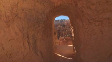 FPV: kırmızı rock Bryce Canyon Milli Parkı Utah ABD çarpıcı aracılığıyla önde gelen boş yol boyunca Hiking. Yalnız hiking trail geçmiş kumtaşı hoodoos ve erozyona uğramış kayalık sütun üzerine güneşli gün gidiyor