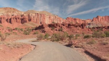 İlk kişi görünümü: boş toprak yol yalak Utah ABD Capitol resif büyük kanyon boyunca sürüş. Yolda doğa güneşli günde keşfetmek tozlu kırmızı kayalık çölde seyahat. Yolculuk boyunca Amerika Birleşik Devletleri