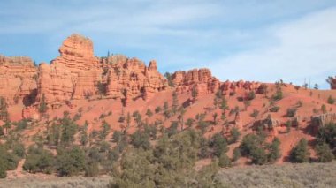 Kırmızı kaya oluşumları mavi gökyüzü Arches National Park Utah ABD karşı güneşli sabahı çarpıcı. Uzaydan kumtaşı sütunlar, windows ve kemerler manzara oluşumu sıcak çölde gün batımında.