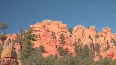 Kırmızı kaya oluşumları mavi gökyüzü Arches National Park Utah ABD karşı güneşli sabahı çarpıcı. Uzaydan kumtaşı sütunlar, windows ve kemerler manzara oluşumu sıcak çölde gün batımında.